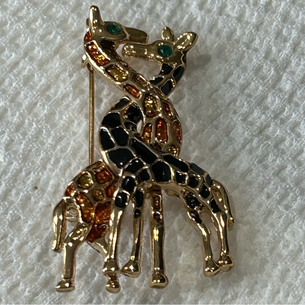 Giraffe pin brooch